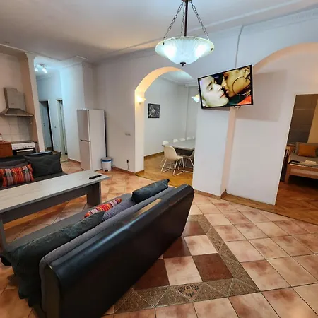 Authentic Centre #3, Paid Parking On-site, Mandatory Reservation Appartamento